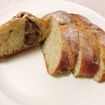 フリアンディーズ - 抹茶と栗のパン。ほっこり甘い栗がおいしい。