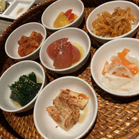 焼肉&手打ち冷麺 二郎 KANAYAMA - キムチ・ナムルの盛り合わせ