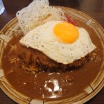 カレーハウス アパッチ - カツカレー 750円、トッピング目玉焼き 100円(税込)