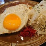 カレーハウス アパッチ - カツカレー 750円、トッピング目玉焼き 100円(税込)