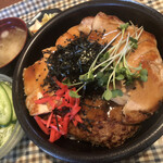 Cafe WEST - ガチ丼　¥2,000 (税別)
(サラダ・味噌汁・お新香・ドリンク) 付