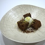 MAISON LAFITE - ◆気泡を含ませた「アマゾンカカオのスポンジケーキ」・・・軽い食感で口溶けのいい品。 ミルク（背振）アイスが爽やかな味わいで、スポンジと合います。