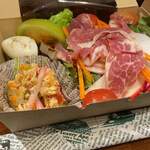 酒とパスタ 麹 - 野菜と前菜をたっぷり詰め込んだ野菜&惣菜BOX