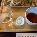 磊庵はぎわら - 左から湧水、塩、鮪出汁