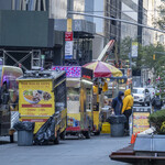 The Halal Guys - 店舗外観。食材カート、ドリンクカート、そしてメインの調理カートの３台で１構成。