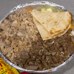 The Halal Guys - 混ぜる前、蓋を開けるとこんな感じ。