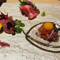和牛 まつした 吟匠邸 - 〔刺身〕但馬玄 神戸ビーフ フランクの炙り刺し
                                松坂牛フィレ肉のタタキ キャビア添え
                    　　　　近江牛極上もも肉の炙りユッケ