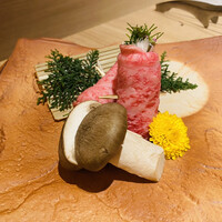 和牛 まつした 吟匠邸 - 〔塩焼き〕極上トロタンと香味葱の肉汁溢れるミルフィーユ焼