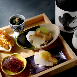 日本酒に合う地元三河を中心とした和食や肴をご用意。