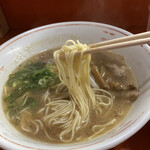 中華そば 上海 - 細麺にスープが染みる