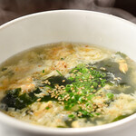 炭火焼肉 鶴兆 - ワカメ玉子スープ