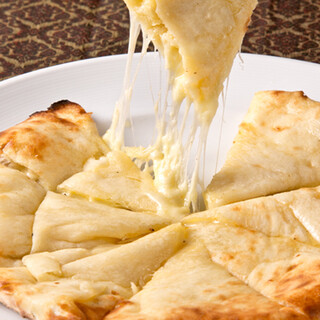 とろ～り甘い「ハニーチーズナン」は、本場のカレーにピッタリ◎