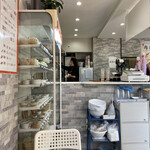 高田家 - 店内　ショーケースには麻辣湯用の具材が陳列されている