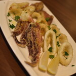 ワインバー バッカス - チーズ風味のパン粉をまとったイカのオーブン焼き（７５０円）２０２０年１１月