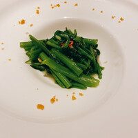 カントニーズ 燕 - 空芯菜のガーリック炒め。ガーリックチップが周囲に。