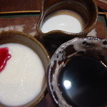 河崎蔵 - 豆腐レアチーズケーキ(左)とカフェオレ(右２つ)