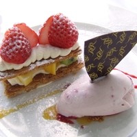 アールピーアール - イチゴのミルフィーユ仕立て　イチゴのアイスを添えて