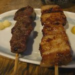串焼 文福 - 牛串焼（左）、バラ串（右）