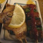 串焼 文福 - 手羽先（左）、ウインナー（右）