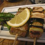 串焼 文福 - ししとう(左）、アスパラ巻（中）、もも肉のねぎま（右）