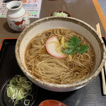 六兵衛 - かけ蕎麦（税込750円）
      細打ち蕎麦が美しい…
      すすると、蕎麦の風味とツユの旨味が…