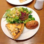 クネーテン - 季節のキッシュプレート（なすときのこ：870円）