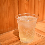 あっちち本舗 - [セット]ハイボール@200円：単品だと400円。たこ焼きとセットで半額に。