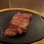 やっぱり肉が好き - リブロース1500円は熱々の鉄板できます。
これが1番おすすめ！
サーロインステーキはレギュラーサイズで2400円と高額でしたが お更で定期されるので早く食べないと冷めてしまいます。