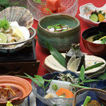 四季亭 - 旬の贅沢なお料理、香り、味わいで、四季の移ろいを身体で感じる幸せをご堪能下さい。