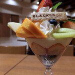 ブラックブラウン - マスクメロンのフルーツパフェ