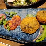 海鮮 イタリアンバル ルチアーノ - 季節の三種盛り(サラミ・パプリカのチョリソー・イカスミのライスコロッケ)