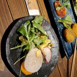 海鮮 イタリアンバル ルチアーノ - サラダを取り分けました。