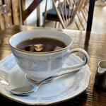 中珈琲 - スペシャルコーヒーは、
            〝ゴコウブレンド532〟
            コクのある苦味をしっかりと後味に感じます。
            ラグーソースの様な比較的濃厚な味わいの料理の後には、ちょうど良いコーヒーだと感じます。