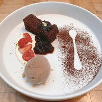 ザ タヴァン グリル＆ラウンジ - 