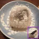 つつみ屋 - わらびもち（ごま）　やわらか、ぷるぷるしてるわらび餅の中に、ごまあんが程よい量入ってるのミャ