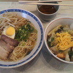 東照閣 - 東照閣のサービスセット850円 ラーメン＋中華丼