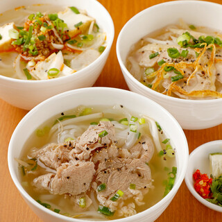 从越南当地请来的厨师来大显身手。
