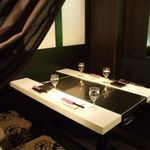 鉄板 福山 - カーテン付きテーブル席はデート/女子会/接待に◎和モダンで落ち着きのある店内と目の前で楽しめる鉄板料理をご堪能いただけます！