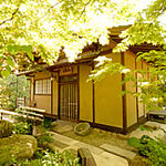 四季亭 - 日本庭園には茶室も。