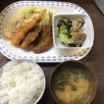 居喰処 光 - 2020/11/19
      本日の日替り アジ エビフライ定食 500円
