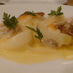 ビストロ・ラ・ターブル - 真鯛のポワレ 優しいバターソースで白ワインとの相性が良かったです。