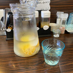 こぶたさんがころんだ。 - おひや
      レモンが入ってるのが嬉しいフォンダンウォーター( ⸝⸝⸝⁼̴́⌄⁼̴̀⸝⸝⸝)