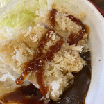 こぶたさんがころんだ。 - 濃厚ソースを掛けてみると更に引き締まります