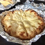 Shirizana - チーズナン。少しチーズが固まり始める。やはりお店で食べるのが1番！