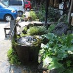 速魚川 - 水汲み場には龍の石彫が！