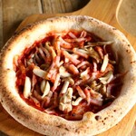 蘑菇和培根的番茄披萨