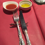 南欧料理　アンジュ - 左がトマトソース(生姜)、右がオリーブオイル(岩塩)入り。ロースカツに良く馴染む。