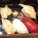 ダイニングマルシェ グリーン コート - 寿司 (この様にセットされて並べられている)