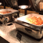 ダイニングマルシェ グリーン コート - 大皿の料理はスタッフが取り分けてくれる。