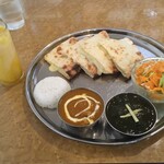 インド・ネパール料理　ヒマラヤ - 選べるカレー２種セット（￥980）チキンカレー＆マトンサグカレー＆マンゴーラッシー・チーズナンに変更（+￥220）